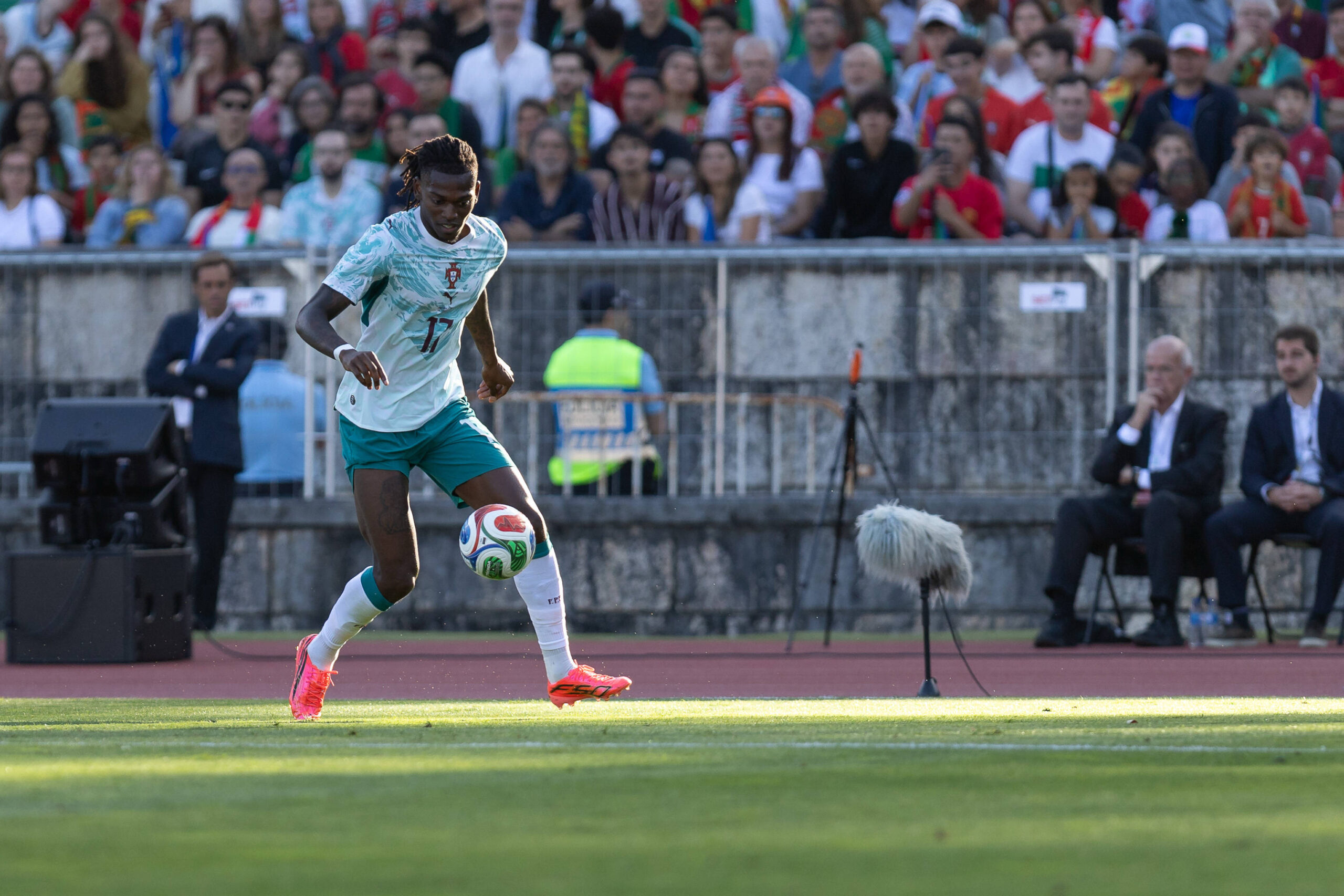 Il Fenerbahce smentisce l'offerta per Leao