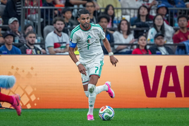 Mahrez in azione con l'Algeria