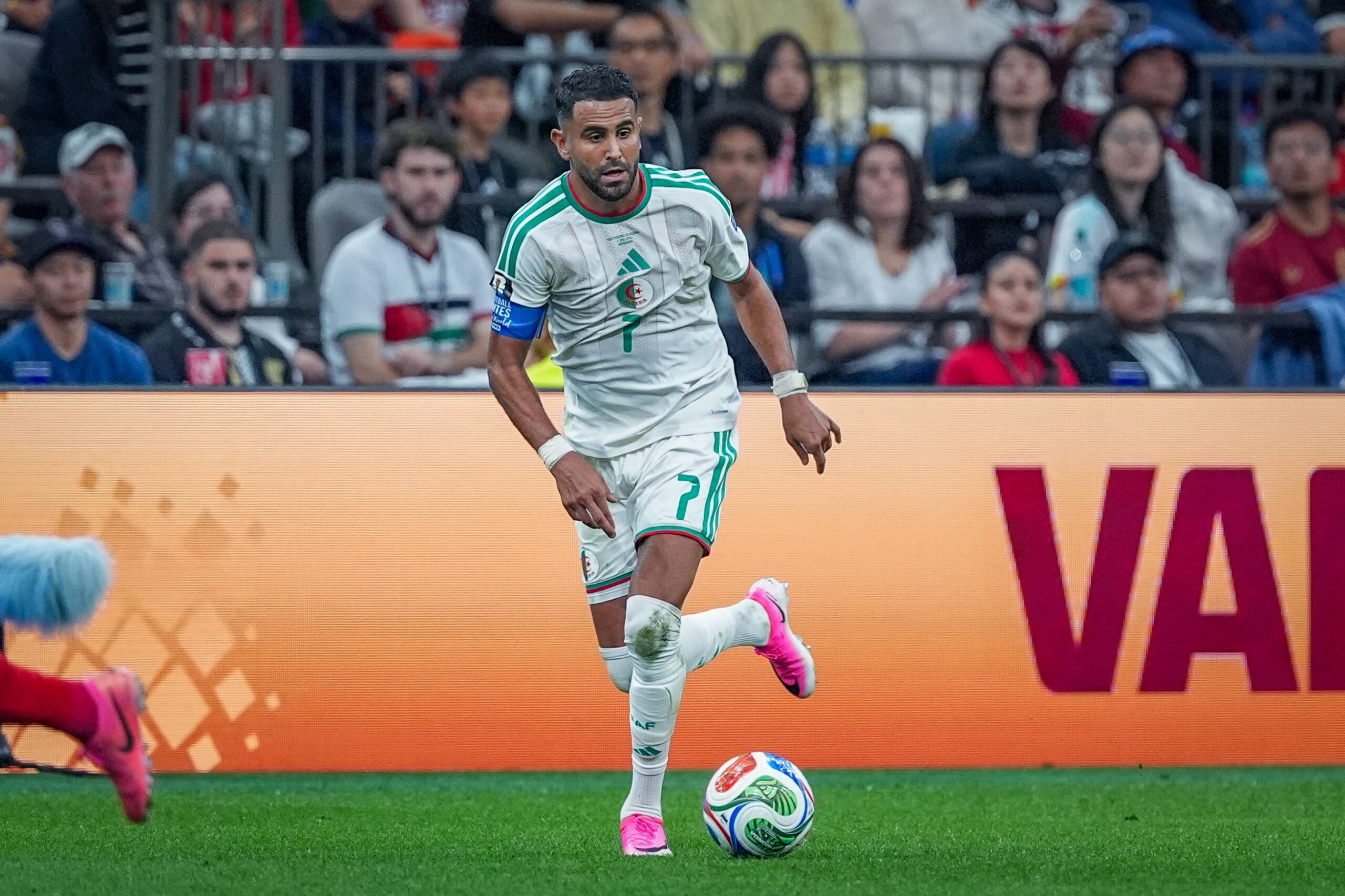 Mahrez in azione con l'Algeria