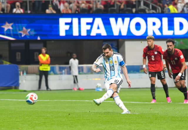 Lionel Messi sbaglia il rigore contro l'Egitto