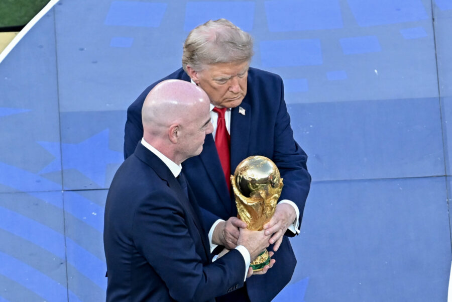 Infantino e Trump con la Coppa del Mondo