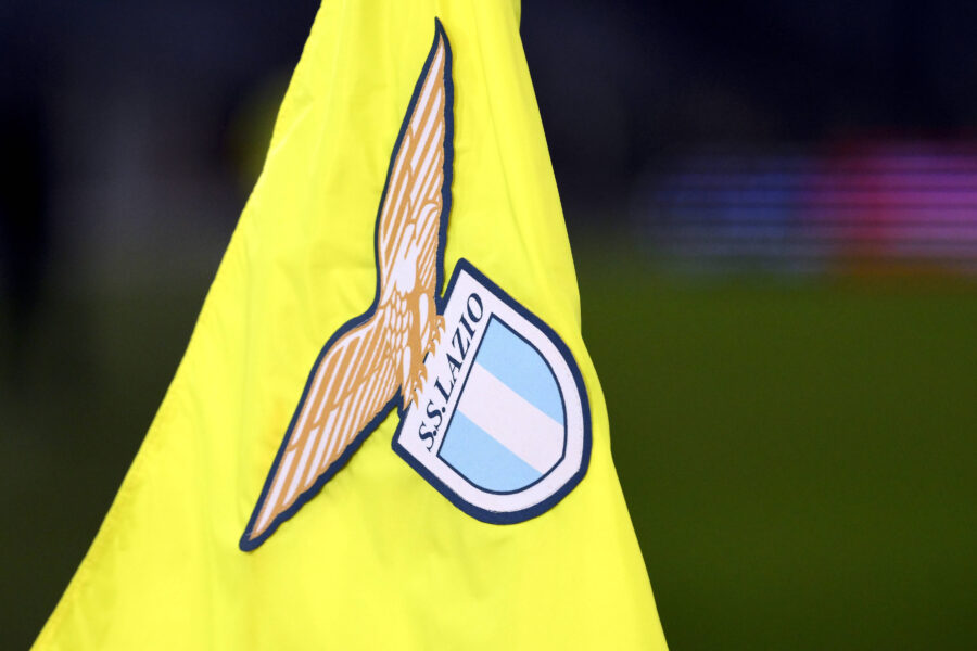 Logo S.S. Lazio su bandierina di calcio
