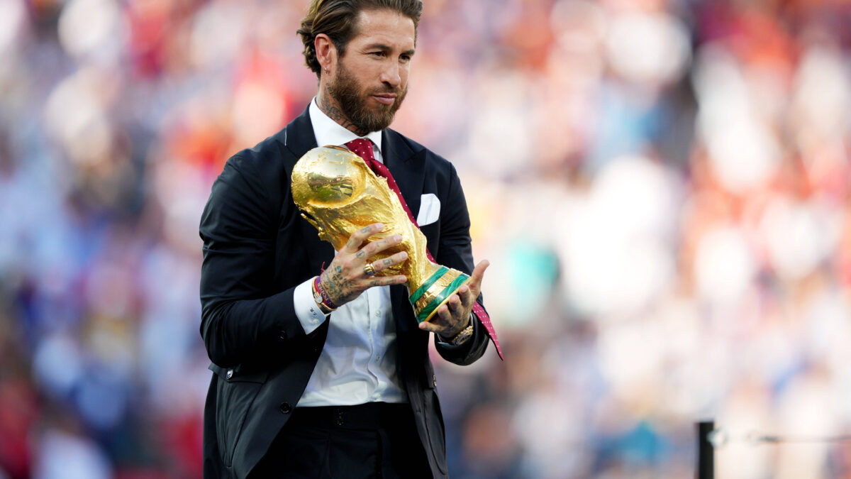 Sergio Ramos con la Coppa del Mondo
