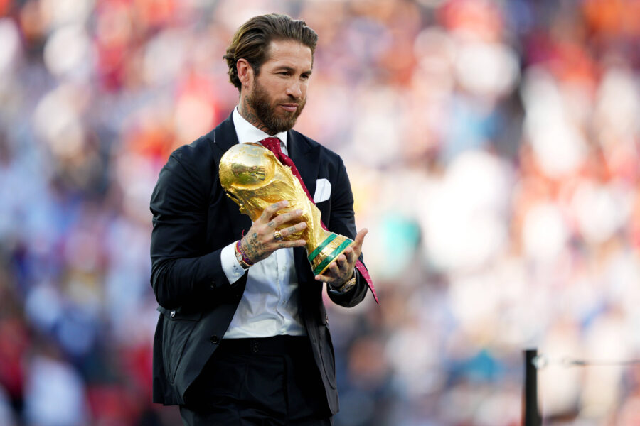 Sergio Ramos con la Coppa del Mondo