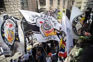 Tifosi del Corinthians in piazza a protestare