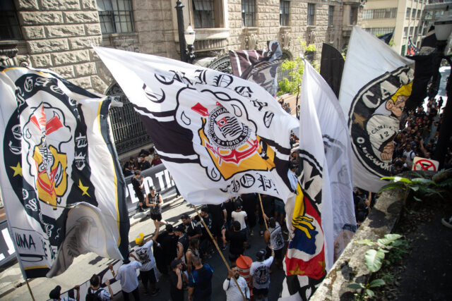 Tifosi del Corinthians in piazza a protestare