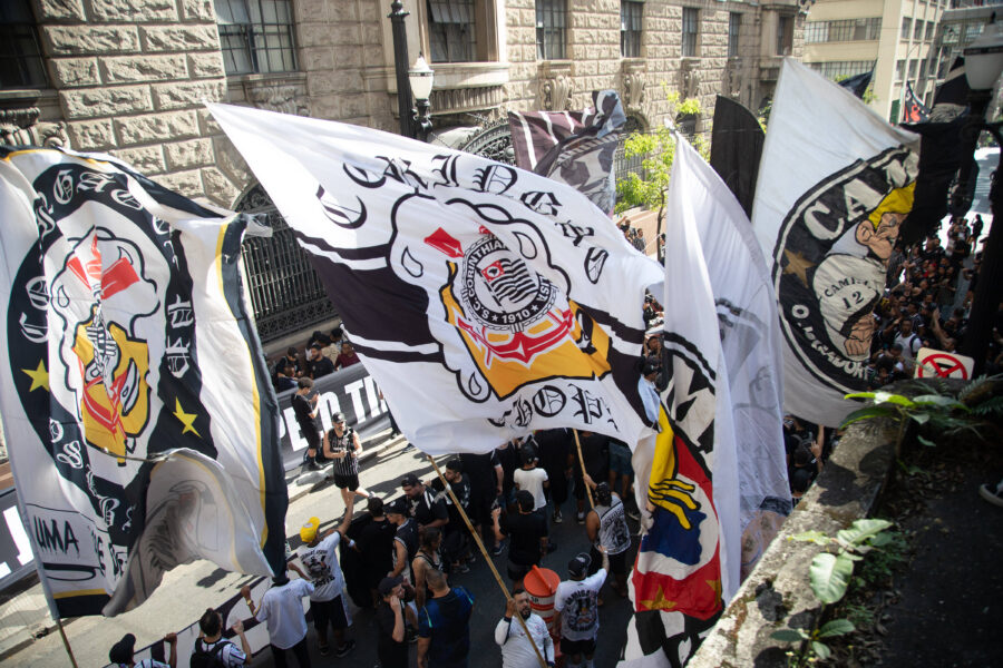 Tifosi del Corinthians in piazza a protestare