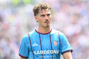 Sebastiano Esposito con la maglia del Cagliari