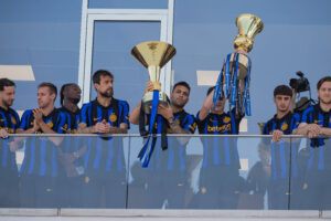 Giocatori dell'Inter con la coppa dello Scudetto e della Coppa Italia