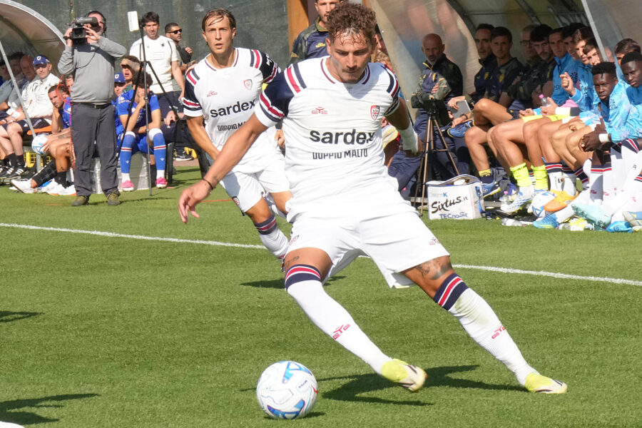 Sebastiano esposito ina michevole con il Cagliari