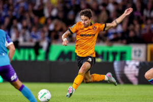 Hugo Bueno in azione con il Wolverhampton