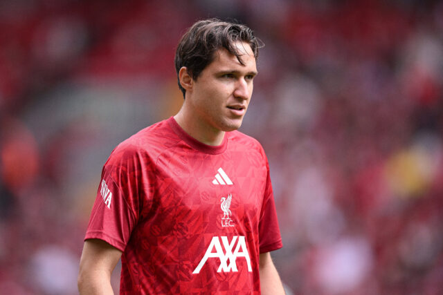 Federico Chiesa in campo con il Liverpool