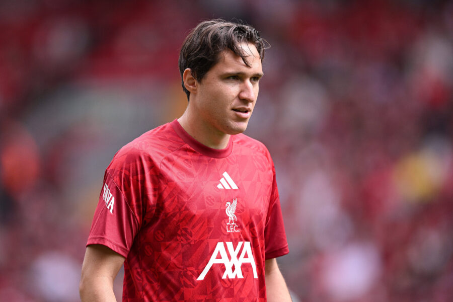 Federico Chiesa in campo con il Liverpool
