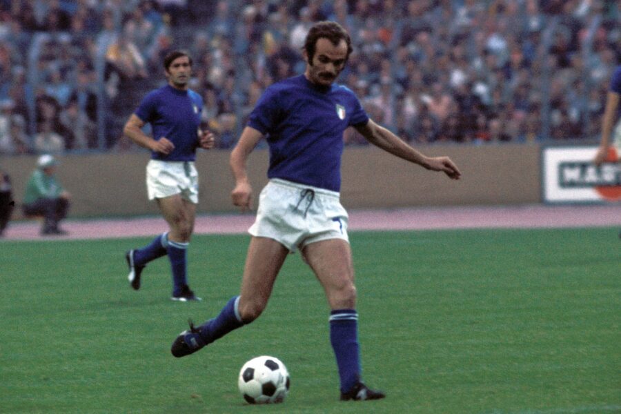 Sandro Mazzola (Italien) am Ball Fußball WM Herren Weltmeisterschaft 1974, Länderspiel, Nationalmannschaft, Nationalteam, Nationaltrikot Einzelbild Neckarstadion Stuttgart