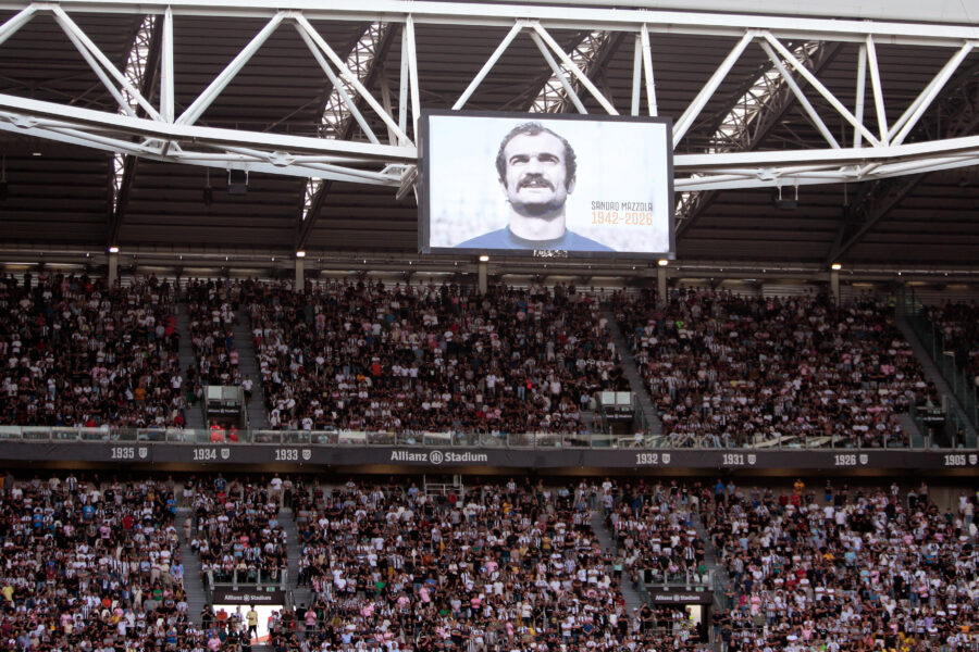 tifosi juventus si girano al minuto di silenzio di mazzola