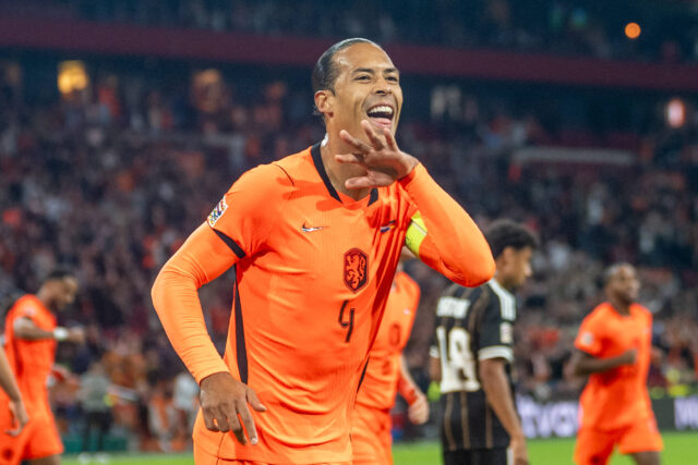 Virgil van Dijk esulta con l'Olanda