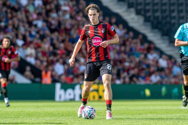 Alex Scott in azione con il Bournemouth