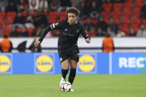 ben Seghir in azione con il Leverkusen