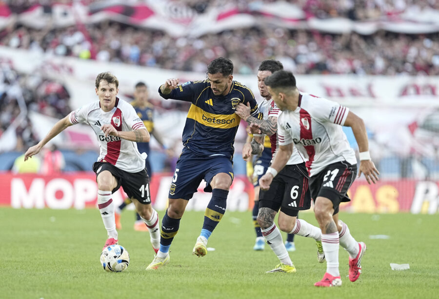 Paredes durante River Plate-Boca Juniors