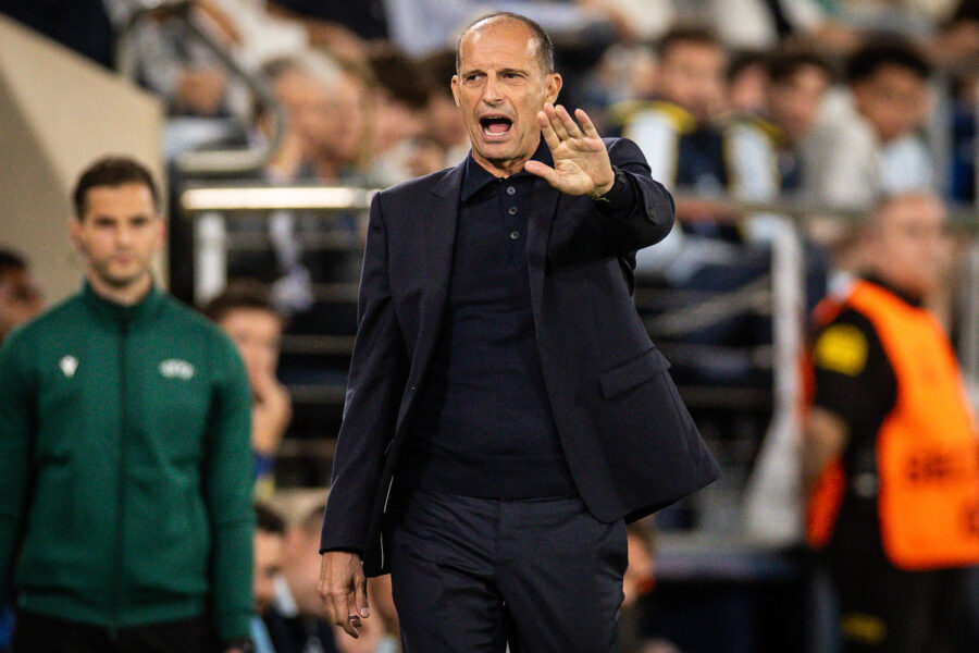 Allegri dà indicazionei ai giocatori del Napoli in Champions League