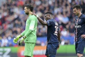 Salvatore Sirigu e Serge Aurier